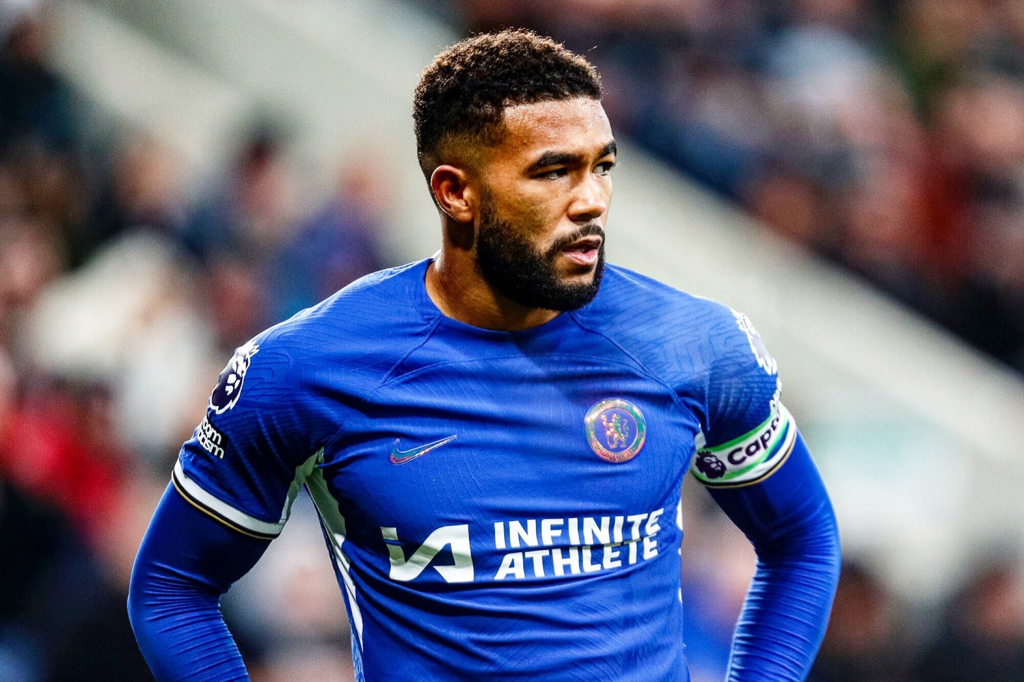 太阳报：英乙球迷朝对方门将扔椅子，被球队主帅严厉批评（《太阳报》：英乙球迷向对方门将掷椅，本队主帅怒批此举）