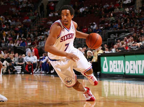 英超：曼联客场2-1击败莱斯特城（英超：曼联2-1客胜莱斯特城）