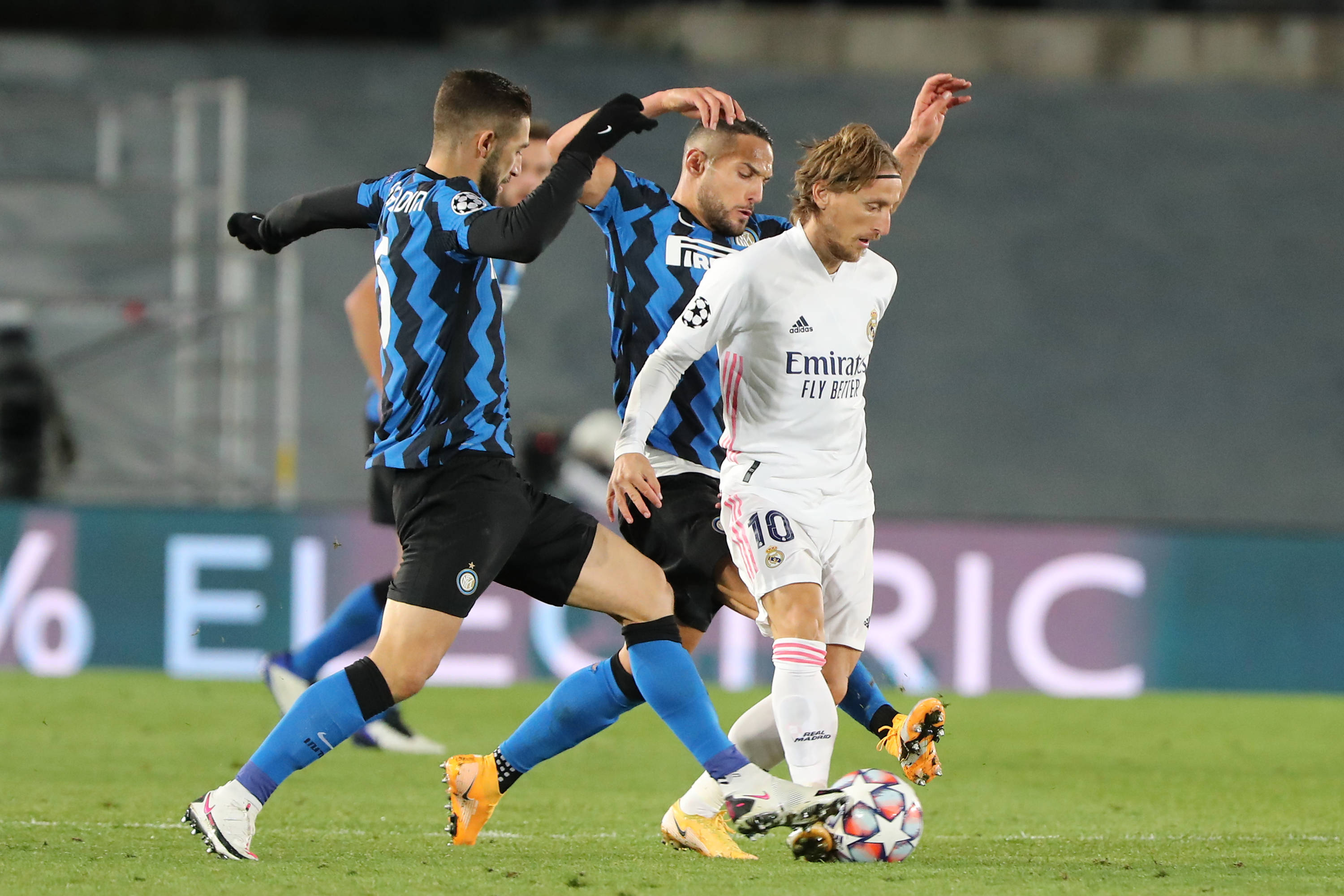 克罗斯评历史最佳11人：C罗左边锋，梅西前腰，马尔蒂尼入选（克罗斯评选史上最佳十一人：C罗出任左边锋，梅西司职前腰，马尔蒂尼在列）