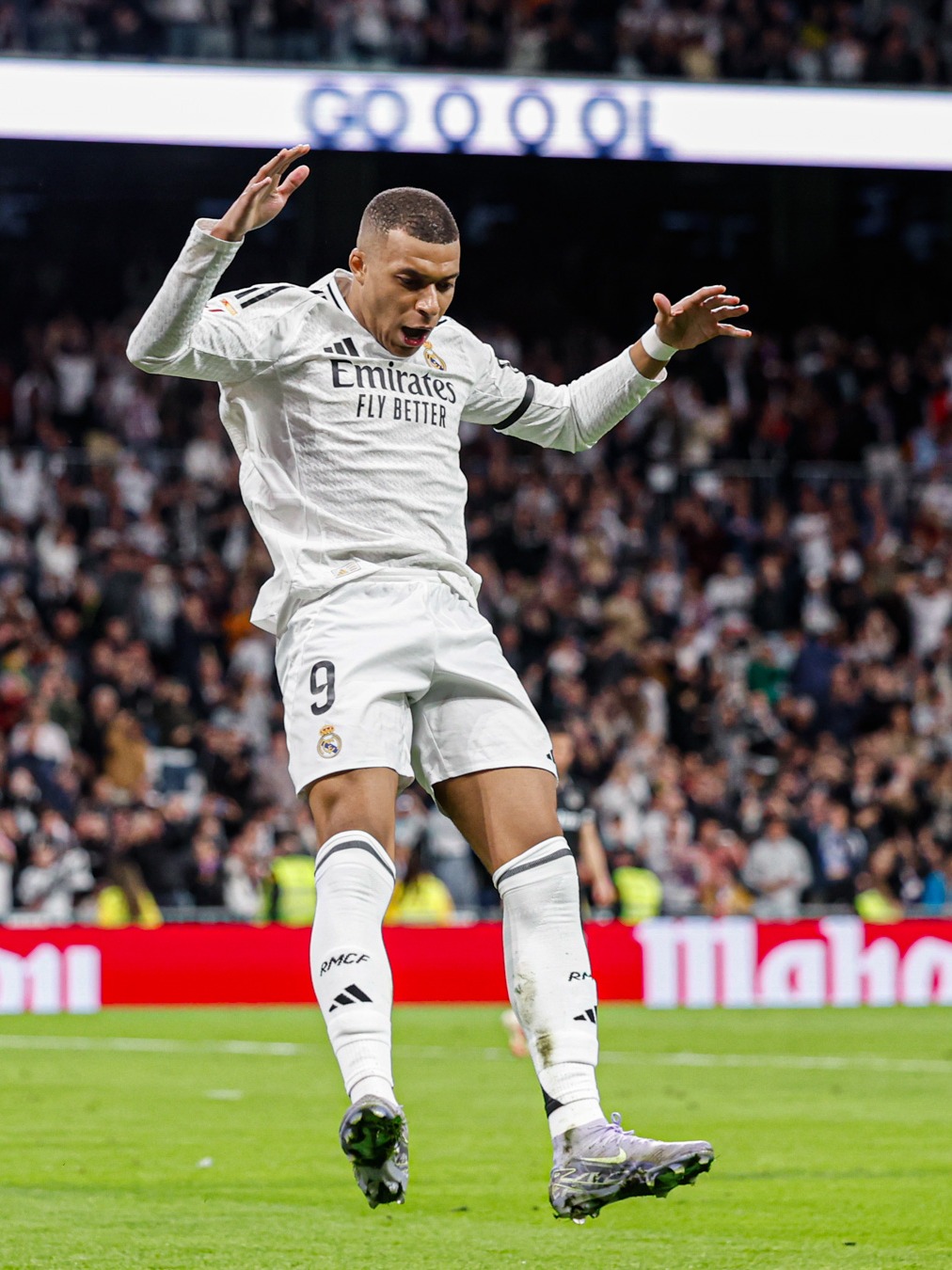 体育精神，霍伊伦祝贺麦克托米奈和苏格兰晋级世界杯（霍伊伦致贺麦克托米奈与苏格兰晋级世界杯，诠释体育精神）